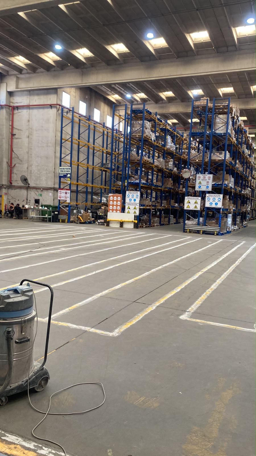 Centro de distribución con piso demarcado