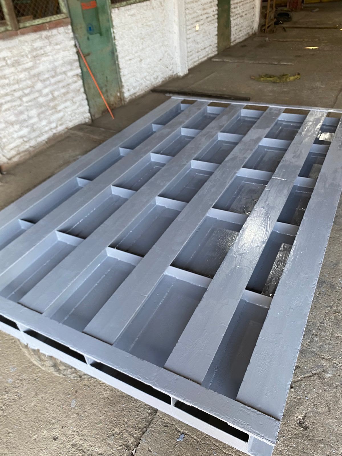 Estructura metálica con pintura industrial terminada